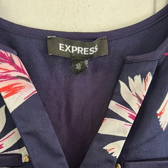 Express Navy and Pink Floral Top Sz XS - Picture 2 of 5